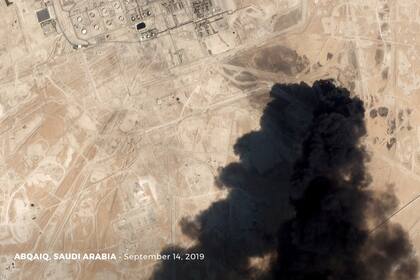 Una imagen satelital muestra la enorme columna de humo negro