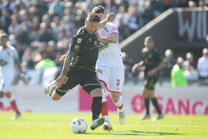 Un ataque de Mauro Zárate para Platense ante Barras Central