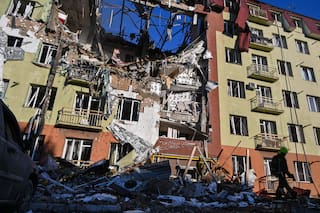 Un ataque ruso mata a tres personas en Odesa mientras Ucrania apunta a infraestructura petrolera rusa