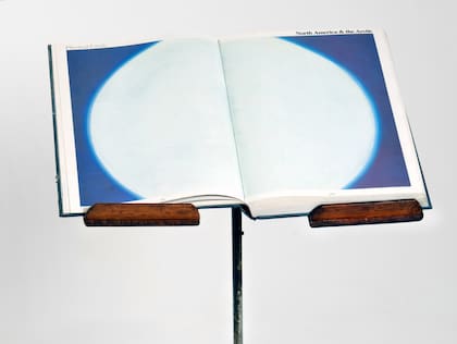 Un atlas completo de 350 páginas erosionadas completan la exposición Woodgate en Arco