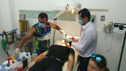 El cirujano Jorge Ariel Rodríguez que el año pasado, mientras disputaba el quíntuple Iroman en México, le reconstruyo la cara a un rival noruego que se había accidentado y luego terminaron juntos la carrera.
