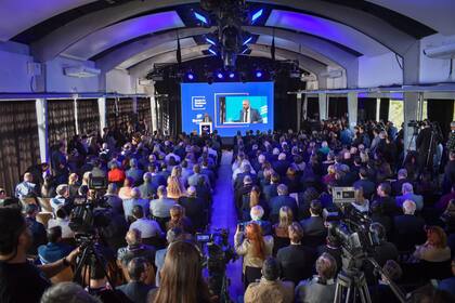 Un auditorio completo en el foro de negocios