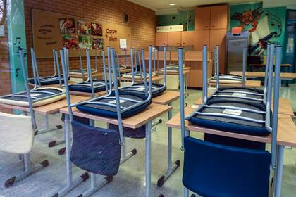 Un aula con sillas colocadas sobre las mesas se muestra en una escuela cerrada en Dortmund, Alemania occidental, el 6 de enero de 2021