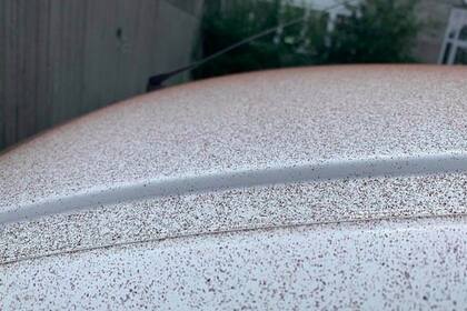 Un auto apareció completamente rociado con partículas de chocolate tras las fallas registradas en la fábrica de chocolate