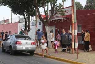 Un auto baleado frente al club Los Andes de Lomas de Zamora, debido a un enfrentamiento entre barrabravas
