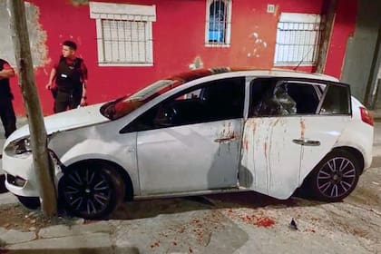 Un auto baleado y manchado con sangre, luego de un sangriento ajuste de cuentas en Saavedra