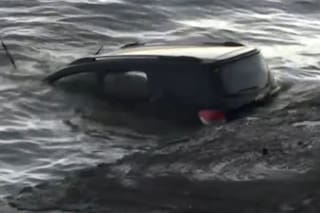 Perdió el control de su camioneta en la costanera y cayó al río: las rescataron pescadores