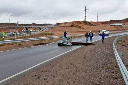 Un auto cayó en un enorme pozo en la Ruta 7 en Neuquén