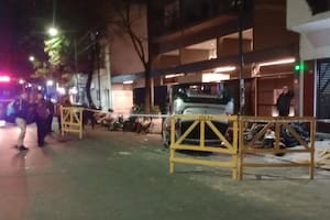 Un auto chocó a varias motos estacionadas y volcó en Vera y Serrano