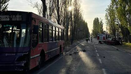 Un auto chocó contra un colectivo en Maipú.