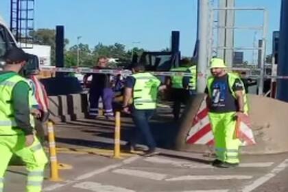 Un auto chocó contra una cabina de peaje en la Panamericana