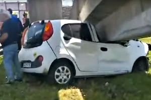 Un auto despistó, chocó contra el guardarraíl y quedó destrozado debajo de un puente peatonal de la Panamericana