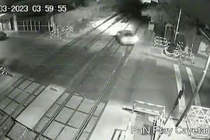 Un auto circuló más de cien metros por las vías del tren Sarmiento