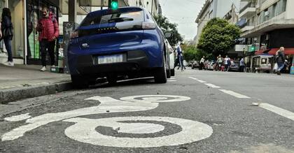 Un auto con la oblea naranja colocada en La Plata