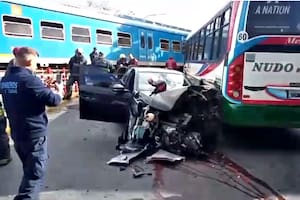 Un auto cruzó las vías con la barrera baja y el tren lo embistió