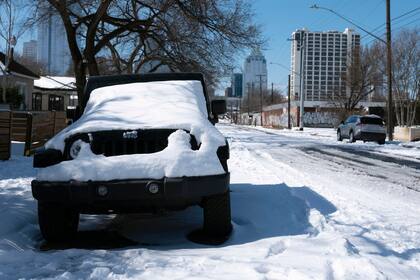 Un auto cubierto de nieve, en Texas, durante la ola de frío