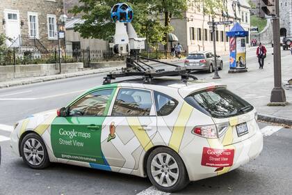 Un auto de Google Street View en su recorrido fotográfico