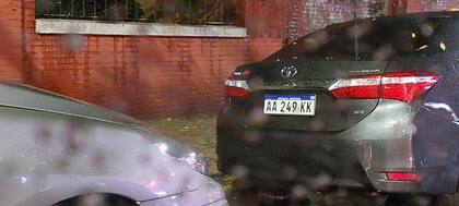 Un auto de la custodia oficial de Presidencia arribó al Sanatorio Otamendi en la medianoche del domingo