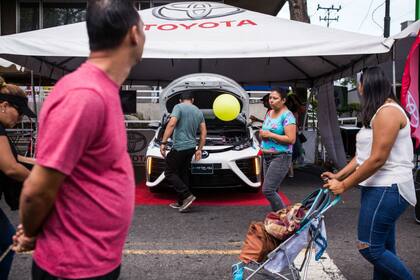 Un auto eléctrico en exhibición en San José. Estos vehículos podrían ser muy pronto los más usados en las calles del país
