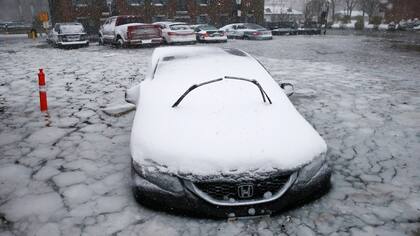 Un auto en medio del agua congelada en Boston, Massachusetts