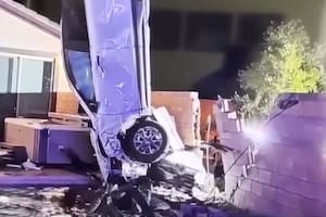 Un auto se estrelló contra una vivienda en Nevada y la conductora cayó en la piscina