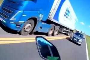 Un auto intentó sobrepasar a un camión en plena Ruta Nacional 35, se cambió de carril y casi embiste a un motociclista