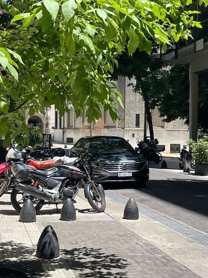 Un auto oficial del intendente de Lomas de Zamora en Arroyo y Suipacha cuando Insaurralde ocupaba el cargo
