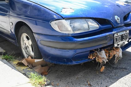 Un auto quedó con restos de hojas y basura atrapados en el paragolpes en Avellaneda, tras el temporal que provocó anegamientos en la zona