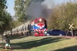 Córdoba: se le quedó el auto sobre las vías y un tren lo chocó de lleno