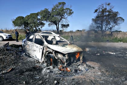 Un auto robado fue quemado en las cercanías del barrio Félix U. Camet