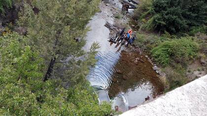 Los dos ocupantes del vehículo salieron por sus propios medios del auto