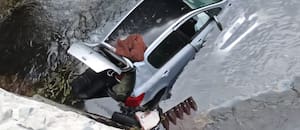 Despiste en la ruta 40: un auto cayó seis metros a un arroyo y milagrosamente sus ocupantes sobrevivieron