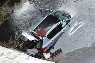 Despiste en la ruta 40: un auto cayó seis metros a un arroyo y milagrosamente sus ocupantes sobrevivieron