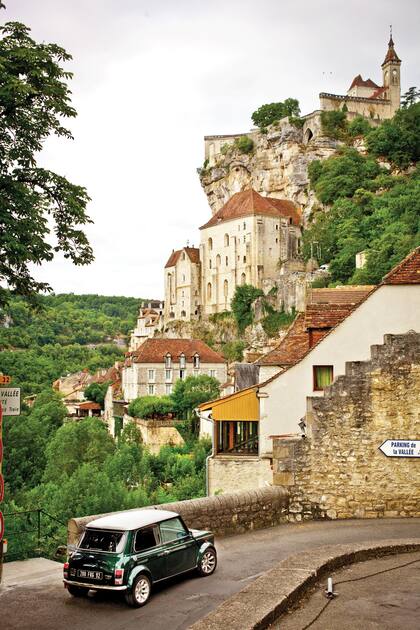Un auto se estaciona frente a la puerta de Figuier, única entrada al pueblo de Rocamadour. Después, es todo peatonal.