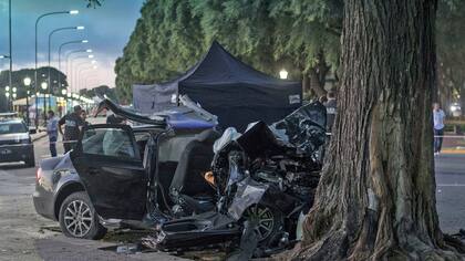Un auto se estrelló contra un árbol en Puerto Madero: murieron tres personas