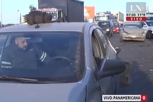 Un auto se fugó tras un choque múltiple en la Panamericana y una persona cayó de un puente