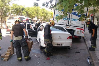Un auto se incrustó contra un camión en Palermo