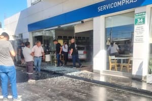 Quiso evitar un choque y se incrustó con su auto en una estación de servicio