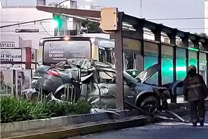 Un auto se incrusto en una parada de Metrobus sobre avenida Juan B. Justo