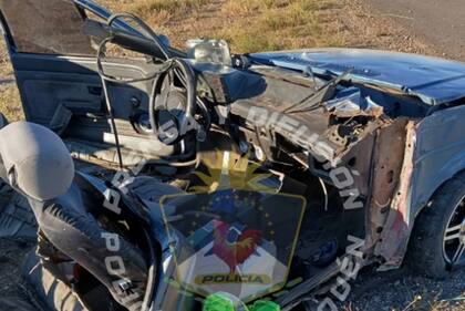 Un auto se partió al medio al chocar contra un poste en la ruta 40 a la altura de Zapala