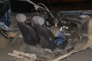 Un auto se partió al medio al chocar contra un poste en la ruta 40 a la altura de Zapala