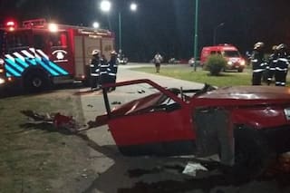 Un auto chocó contra un poste tras reventar un neumático, se partió al medio y embistió a otro vehículo