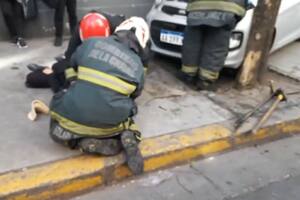 Un auto se subió a la vereda y atropelló a una mujer que circulaba por el lugar.