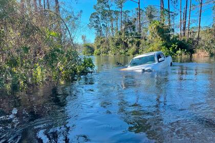 Un auto sumergido en una inundación, el viernes 30 de septiembre de 2022, en North Port, Florida. (AP Foto/Adriana Gomez Licon)