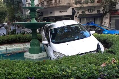 Un auto terminó incrustado en una plazoleta de Recoleta porque el conductor se quedó dormido