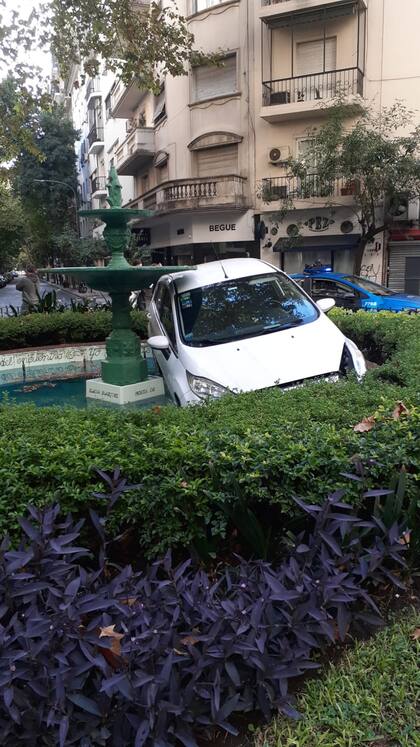 Un auto terminó incrustado en una plazoleta de Recoleta porque el conductor se quedó dormido esta mañana