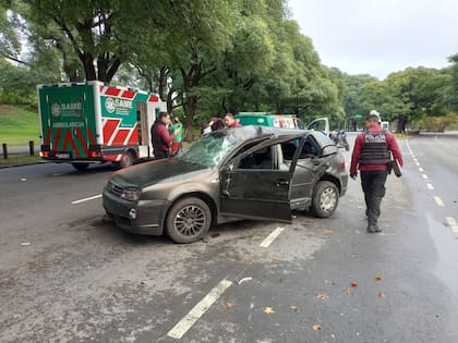 Un auto volcó en Figueroa Alcorta y Roldán