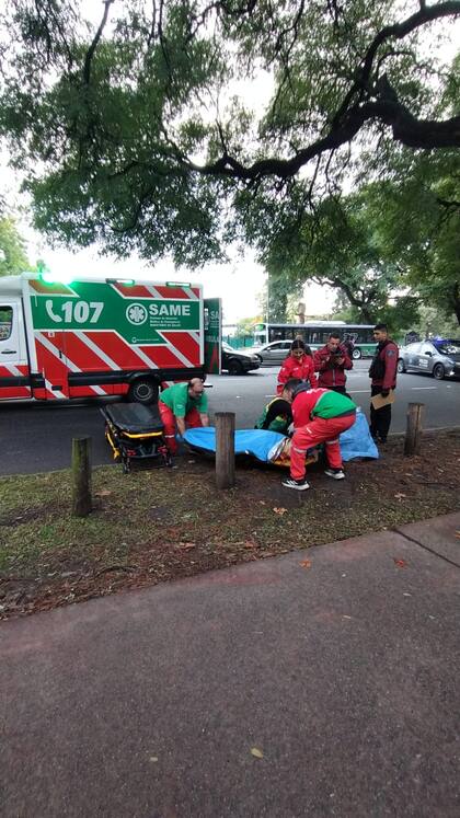 Un auto volcó en Figueroa Alcorta y Roldán