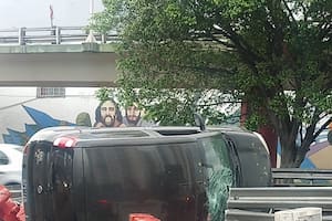 Un auto volcó sobre el puente Pueyrredón