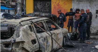 Un auto yace calcinado tras los intensos intercambios de fuego